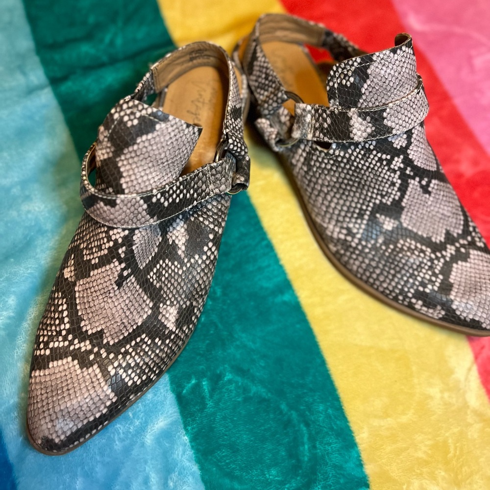 Faux leather pointy flat with ankle strap